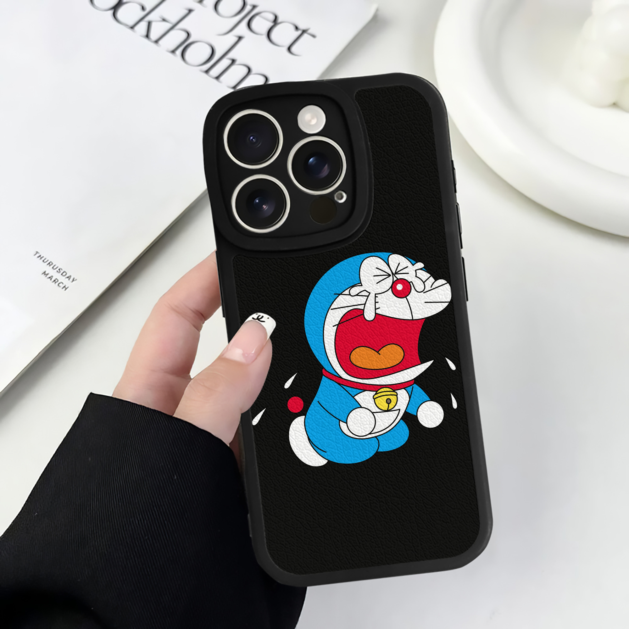 （画像用） ドラえもん Doraemon 【iPhone 16シリーズ対応】シリコンスマホケース（レザー調） 材質：シリコン